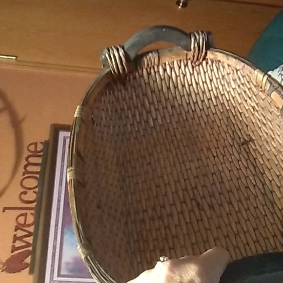 βοΈ  VINTAGE Large WOVEN BASKET WOOD HANDLES& REINFORCE - Picture 5 of 16